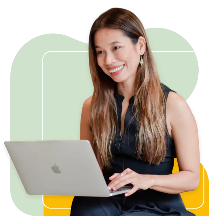 Fonthip Ward ผู้ร่วมก่อตั้ง Search Studio กำลังทำงานกับแล็ปท็อป