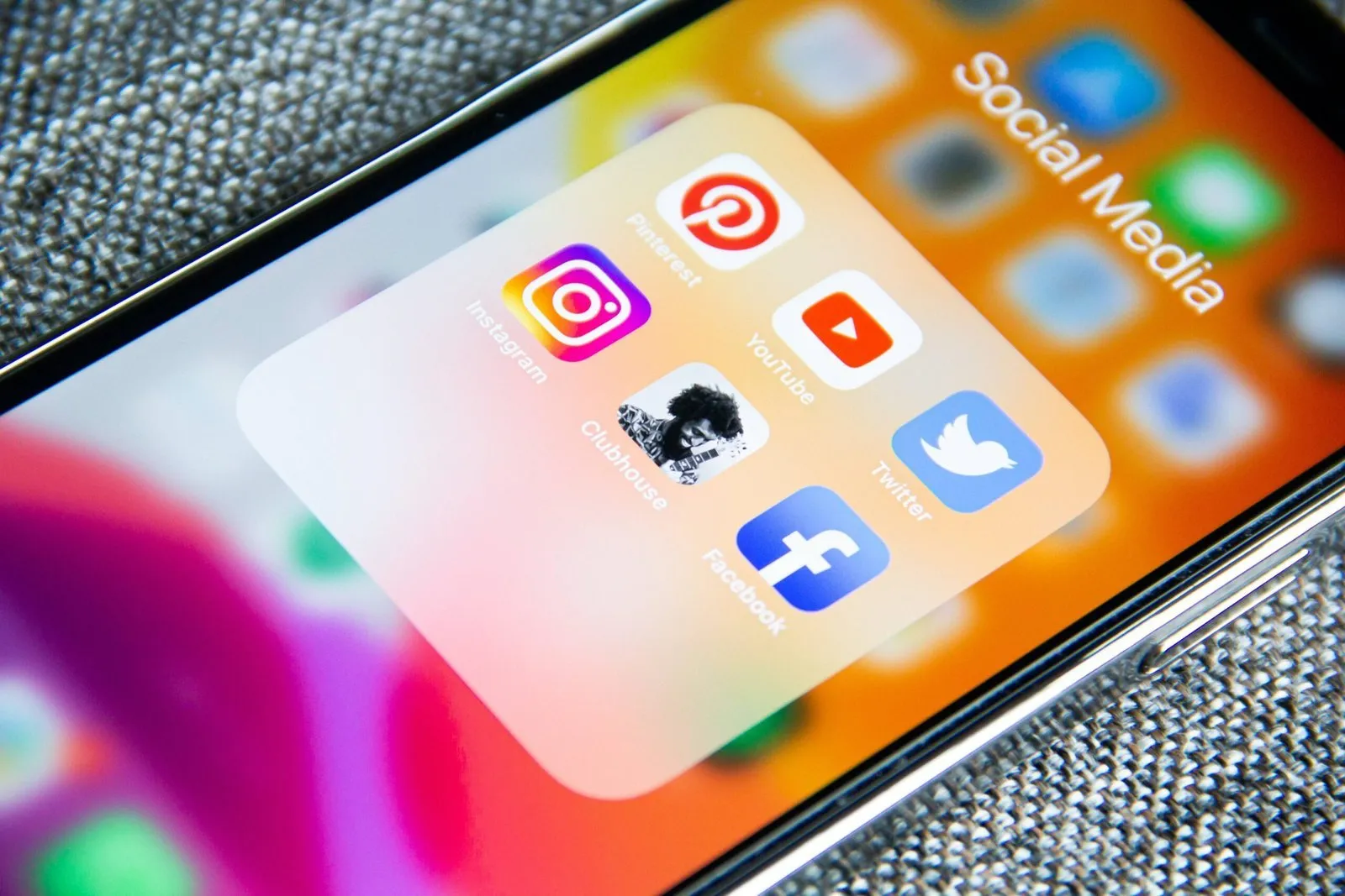 โซเชียลมีเดีย ( Social Media ) คืออะไร? มีกี่แบบ แล้วทำไมธุรกิจถึงต้องมี?